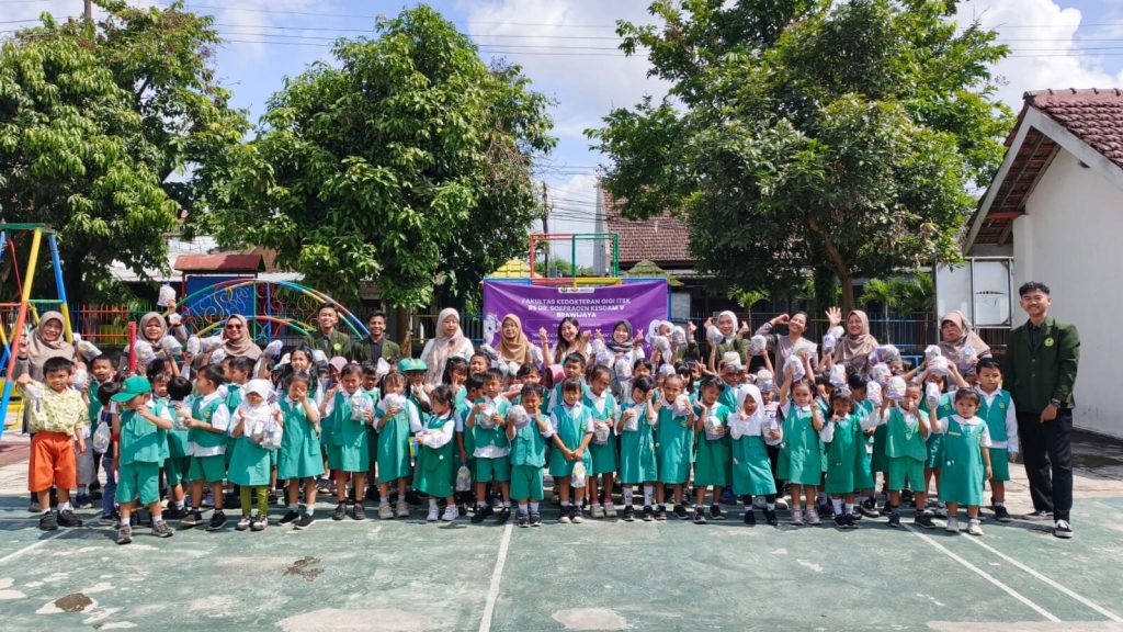 Kegiatan pengabdian kepada masyarakat bersama murid TK