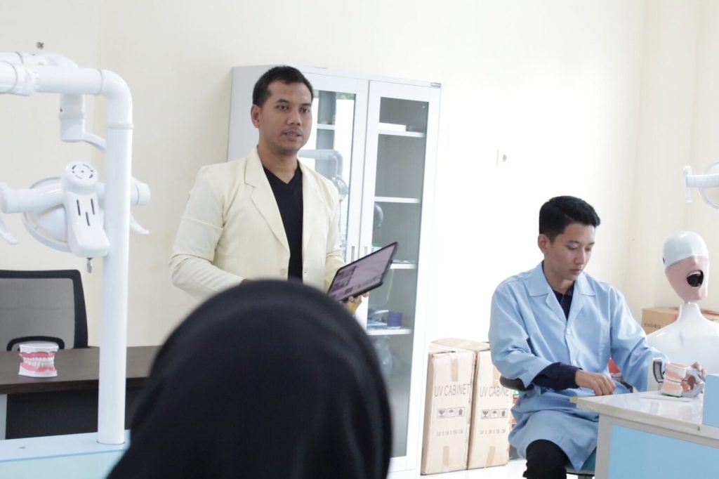 Pembelajaran keterampilan klinik kedokteran gigi